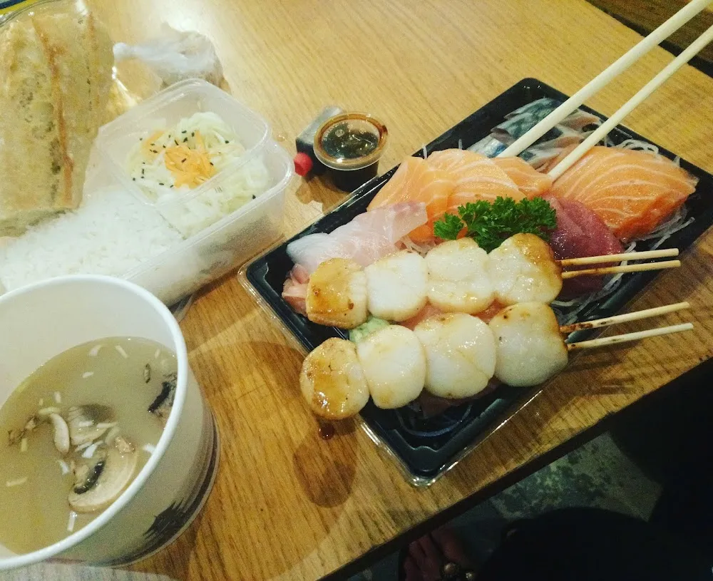 Menú Sashimis Soupe Et Salade Et Brochettes de Noix St Jacques